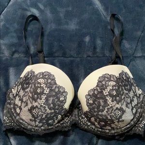 Victoria’s Secret Black & White Lace 32DD Bra